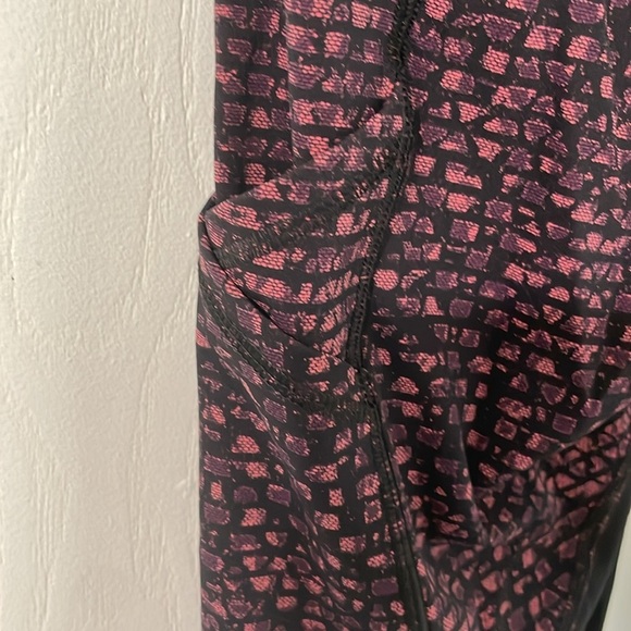Lululemon Outrun 17" Crop Like New Leggings in the Plum / Black Pattern Size 6 - Picture 4 of 8